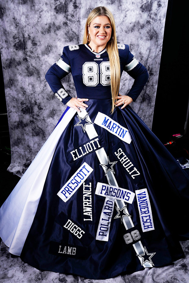 Kelly Clarkson Rocks Dallas Cowboys Jersey Dress At NFL Honors: Photos