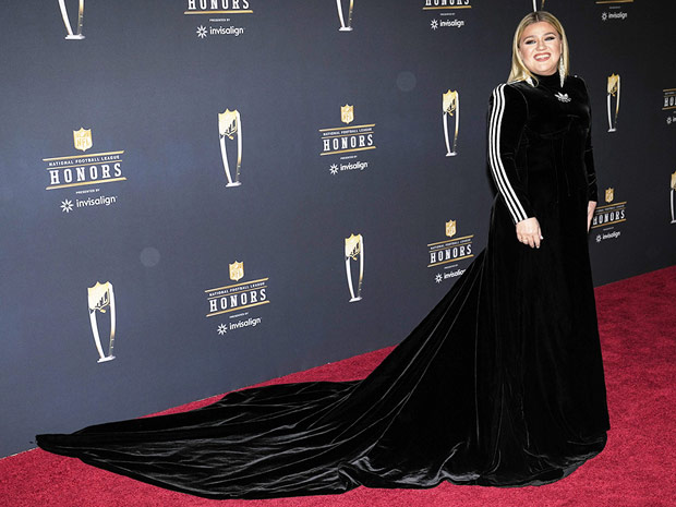 Kelly Clarkson Wore a Football Jersey Dress ﻿﻿to Host the 12th Annual NFL  Honors