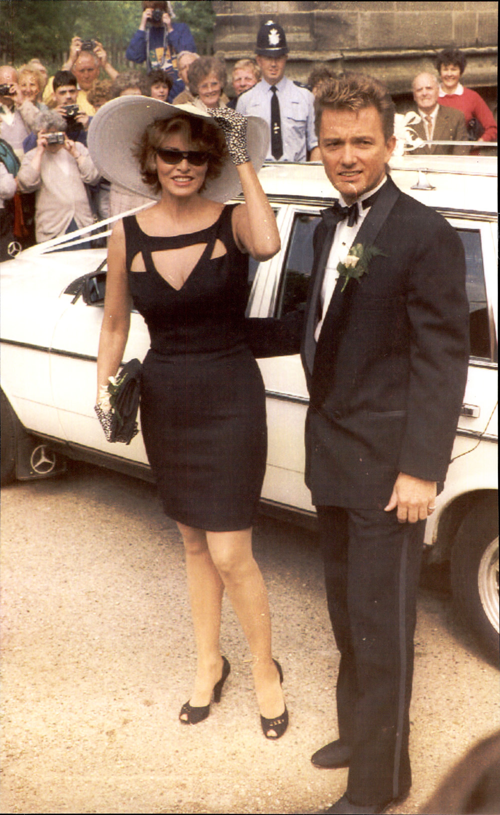 Raquel Welch llega a la boda de su hijo Damon a Rebecca Trueman, hija del jugador de cricket Freddie Trueman. Raquel Welch llega a la boda de su hijo Damon a Rebecca Trueman, hija del jugador de cricket Freddie Trueman.