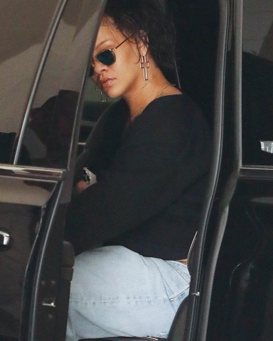 Beverly Hills, CA - *EXCLUSIVE* - Pregnant singer Rihanna hides her growing baby bump under a black sweater while out running some errands with her security guard in Beverly Hills. Rihanna is currently expecting baby number two with rapper ASAP Rocky!Pictured: RihannaBACKGRID USA 18 MARCH 2023 USA: +1 310 798 9111 / usasales@backgrid.comUK: +44 208 344 2007 / uksales@backgrid.com*UK Clients - Pictures Containing ChildrenPlease Pixelate Face Prior To Publication*