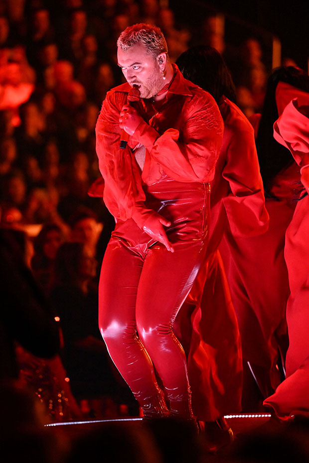 En robe rouge et chapeau haut de forme et, plus performance Hollywood