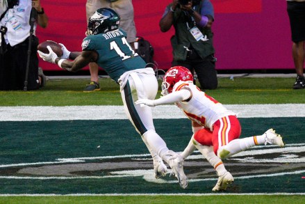 El receptor abierto de los Philadelphia Eagles AJ Brown (11) atrapa un touchdown de los Philadelphia Eagles contra los Kansas City Chiefs, Super Bowl LVII, NFL, University of Phoenix Stadium, Glendale Arizona, EE. UU. - 12 de febrero de 2023
