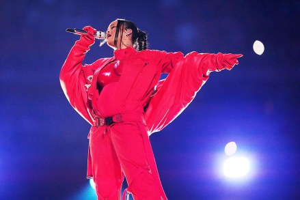 Rihanna, Kansas City Chiefs ile Philadelphia Eagles arasındaki NFL Super Bowl 57 futbol maçında Glendale, Ariz Super Bowl Football, Glendale, Amerika Birleşik Devletleri - 12 Şubat 2023'te devre arasında performans sergiliyor