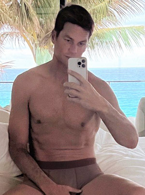 Tom Brady Shirtless In His Underwear For Mirror Selfie: Photo