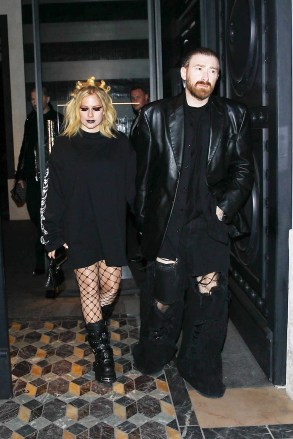 Paris, FRANCE - *EXCLUSIVE* - After recently calling it quits with Mod Sun, singer Avril Lavigne is spotted walking hand in hand with Creative Director of VETEMENTS, Guram Gvasalia, during Paris Fashion Week.  Pictured: Avril Lavigne BACKGRID USA 3 MARCH 2023 BYLINE MUST READ: BACKGRID USA: +1 310 798 9111 / usasales@backgrid.com UK: +44 208 344 2007 / uksales@backgrid.com *UK Clients - Pictures Containing Children Please Pixelate Faces Prior To Publication*