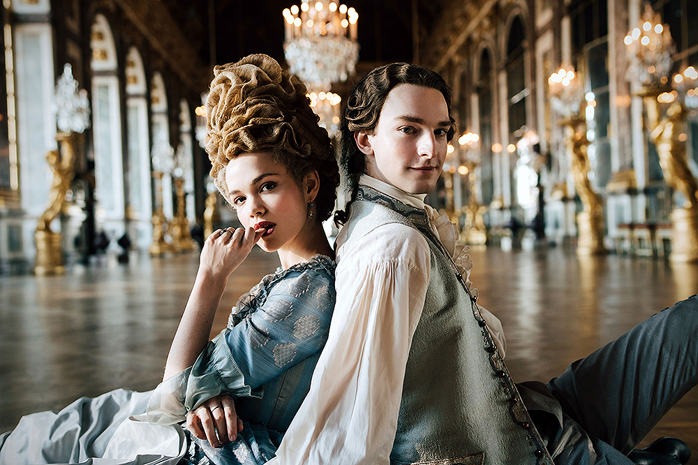 Emilia Schüle (Marie Antoinette), Louis Cunningham (Louis)