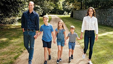 Prenses Charlotte Anneler Günü İçin Annesi Kate ve Kardeşleriyle Poz Verdi – Hollywood Life