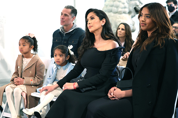 Vanessa Bryant ve Kızları Kobe El İzi Töreninde: Fotoğraflar – Hollywood Life