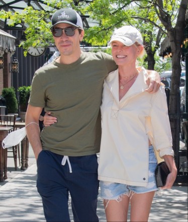 Kate Bosworth And Justin Long holding each other on a romantic stroll through Soho NYCPictured: Justin Long,Kate BosworthRef: SPL5309609 120522 NON-EXCLUSIVEPicture by: WavyPeter / SplashNews.comSplash News and PicturesUSA: 310-525-5808UK: 020 8126 1009eamteam@shutterstock.comWorld Rights