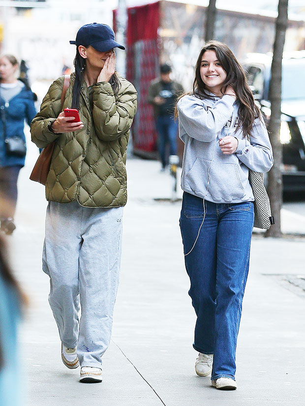 Suri Cruise Mom Katie Holmes Rock Baggy Jeans In NYC Photos   Katie Holmes Suri Cruise Backgrid Embed 