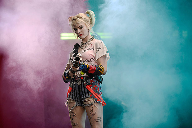 Lady Gaga, Setten Yeni Fotoğrafta Harley Quinn Kıyafetini Gösteriyor – Hollywood Life