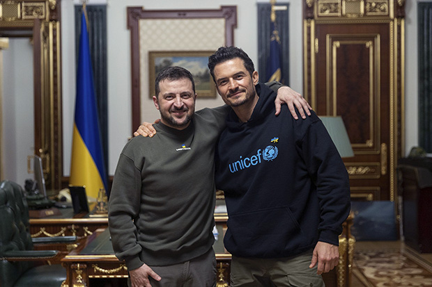 Orlando Bloom Ukrayna'yı Ziyaret Etti ve Başkan Zelensky ile Görüştü: Fotoğraflar – Hollywood Life