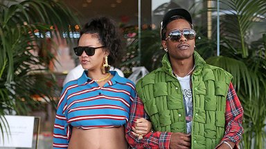 Rihanna Göbek Göbeği, Kısa Üstü ve Kot Pantolonuyla ASAP Rocky: Fotoğraflar – Hollywood Life