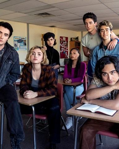 Episode 101 “My So-Called Death”, Pictured, L-R: Xavier Baxter (Spencer McPherson), Maddie Nears (Peyton List), Rhonda (Sarah Yarkin), Claire Zolinski (Rainbow Wedell), Wally Clark (Milo Manheim), Charley (Nick Pugliese), Simon Elroy (Kristian Flores) and Nicole Herrera (Kiara Pichardo) in SCHOOL SPIRITS on PARAMOUNT+. Photo Credit: Ed Araquel/Paramount+. ©2022 Paramount Global, INC.  All Rights Reserved.