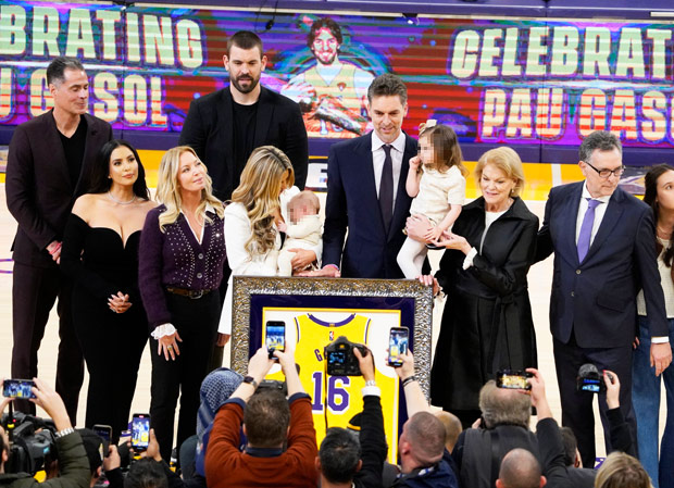 Vanessa Bryant Returns To Lakers Stadium For Gasol's Jersey