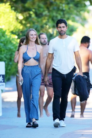 EXCLUSIVE: Adrian Grenier holds hands with his girlfriend Jordan Roemmele as they take a walk in Miami. 30 Nov 2021 Pictured: Adrien Grenier; Jordan Roemmele. Photo credit: MEGA TheMegaAgency.com +1 888 505 6342 (Mega Agency TagID: MEGA809860_001.jpg) [Photo via Mega Agency]