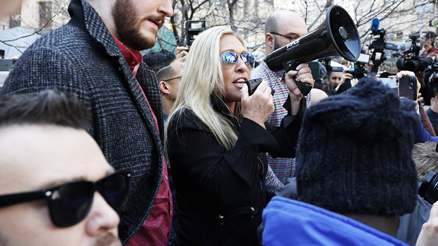 مارجوري تايلور جرين في هجوم من أنصار ترامب خارج قاعة المحكمة للاحتجاج على اعتقالها في نيويورك