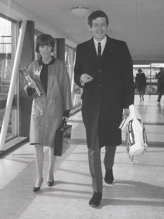 MARY QUANT AND HUSBAND ALEXANDER PLUNKET GREENE LEAVE FOR NEW YORK. 17 SEP.1964
HEATHROW CELEBRITIES