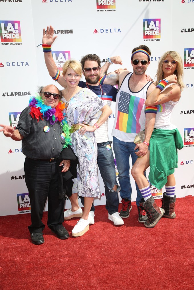 Mary Elizabeth Ellis & Charlie Day With The Cast Of ‘It’s Always Sunny’