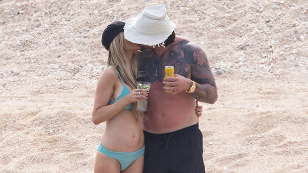 39-летняя Кристина Холл позирует в крошечном бикини, целуя мужа Джошуа Холла на горячих фотографиях из Мексики.