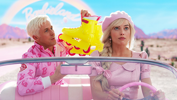 مقدمة فيلم Barbie: مارجوت روبي تقود سيارة وردية مميزة وتلتقي باربي النجوم الأخرى