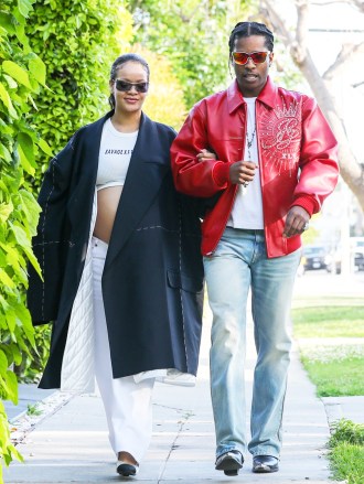 Los Angeles, CA - *ÖZEL* - Hamile Rihanna ve A$AP Rocky, bebekleri Rza'nın adı açıklandıktan sonra birlikte dışarı çıkarken kol kola yürüyorlar.  Resimde: Rihanna ve A$AP Rocky BACKGRID ABD 10 MAYIS 2023 ABD: +1 310 798 9111 / usasales@backgrid.com İngiltere: +44 208 344 2007 / uksales@backgrid.com *İngiltere Müşterileri - Çocuk İçeren Resimler Lütfen Önce Yüzü Pikselleştirin Yayına*