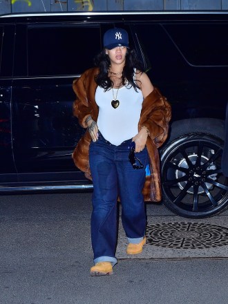 New York, NY - Rihanna steps out with her niece Majesty for some late-night shopping at Target in New York City. Pictured: Rihanna BACKGRID USA 24 APRIL 2023 USA: +1 310 798 9111 / usasales@backgrid.com UK: +44 208 344 2007 / uksales@backgrid.com *UK Clients - Pictures Containing Children Please Pixelate Face Prior To Publication*