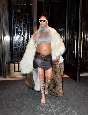 New York, NY - Hamile Rihanna ve sevgilisi ASAP Rocky, NYC'deki LVMH Partisine Rihanna'nın ışıltılı hamilelik ışıltısı ve şık stiliyle tüm dikkatleri üzerine çekerek çarpıcı bir giriş yaptı!  Resimde: Rihanna, ASAP Rocky BACKGRID ABD 5 MAYIS 2023 MUTLAKA OKUYUN: PapCulture / BACKGRID ABD: +1 310 798 9111 / usasales@backgrid.com İngiltere: +44 208 344 2007 / uksales@backgrid.com *İngiltere Müşterileri - İçeren Resimler Çocuklar Lütfen Yayınlanmadan Önce Yüzü Pikselleştirin*