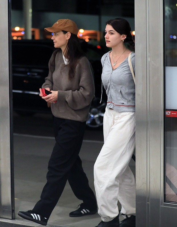 Suri Cruise Is As Tall As Her Mom Katie Holmes When They Visit Lax Hollywood Life Breaking
