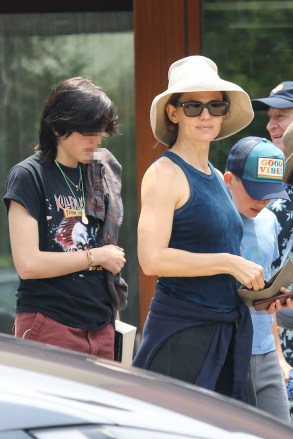 Malibu, CA - *EXCLUSIVE* Jennifer Garner treats her three kids Violet, Seraphina, and Samuel to brunch overlooking the ocean at Soho House in Malibu. Pictured: Jennifer Garner, Seraphina Affleck, Samuel Affleck BACKGRID USA 23 JULY 2023 USA: +1 310 798 9111 / usasales@backgrid.com UK: +44 208 344 2007 / uksales@backgrid.com *UK Clients - Pictures Containing Children Please Pixelate Face Prior To Publication*