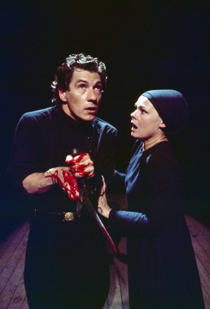 IAN MCKELLEN E JUDI DENCH A atriz de Judi Dench, Ian McKellen, na peça Macbeth