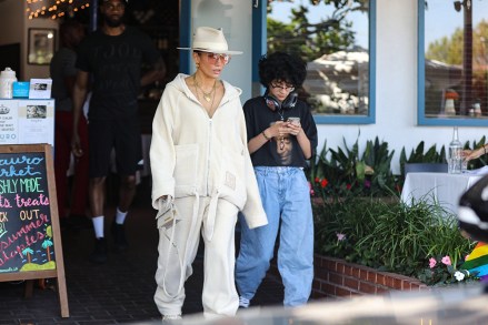 Los Angeles, CA  - *EXCLUSIVE*  - Jennifer Lopez and daughter Emme have early lunch at Mauro's café in Los Angeles.Pictured: Jennifer Lopez, Emme BACKGRID USA 11 JULY 2023 USA: +1 310 798 9111 / usasales@backgrid.comUK: +44 208 344 2007 / uksales@backgrid.com*UK Clients - Pictures Containing ChildrenPlease Pixelate Face Prior To Publication*