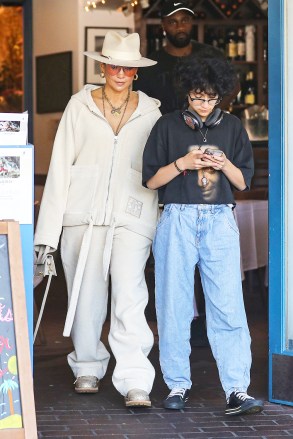 Los Angeles, CA  - *EXCLUSIVE*  - Jennifer Lopez and daughter Emme have early lunch at Mauro's café in Los Angeles.Pictured: Jennifer LopezBACKGRID USA 11 JULY 2023 USA: +1 310 798 9111 / usasales@backgrid.comUK: +44 208 344 2007 / uksales@backgrid.com*UK Clients - Pictures Containing ChildrenPlease Pixelate Face Prior To Publication*