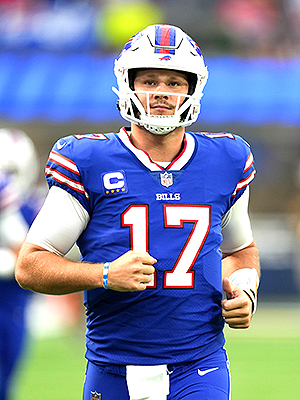 Who Is Josh Allen: Buffalo Bills QB Is Dating Hailee Steinfeld – Hollywood  Life