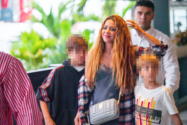 Shakira ve Gisele Bundchen Çocuklarıyla Miami'de Akşam Yemeği Yiyor – Hollywood Life