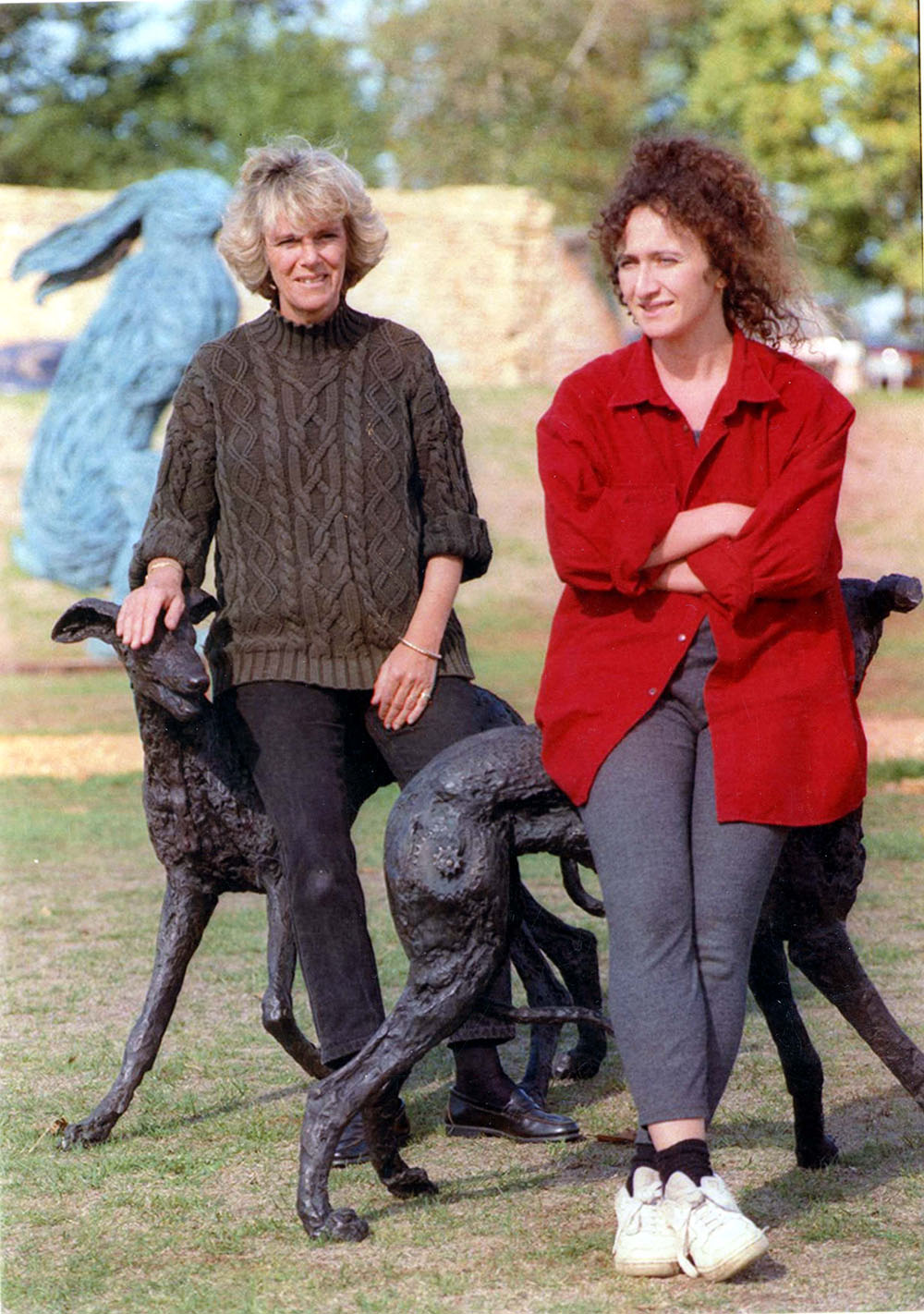 Camilla Parker-bowles 1995 Camilla Parker-bowles With Sculptor Sophie Ryder. Pkt5462 - 445828.