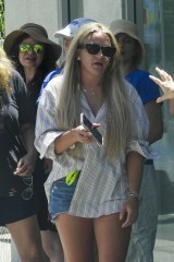 Jessica Simpson shows off her VERY toned legs in Daisy Duke shorts before  going thrift shopping