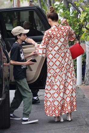 West Hollywood, CA  - Jennifer Lopez steps out for lunch with her kids in West Hollywood.

Pictured: Jennifer Lopez

BACKGRID USA 10 JUNE 2023 

BYLINE MUST READ: Vasquez/ LAGOSSIPTV / BACKGRID

USA: +1 310 798 9111 / usasales@backgrid.com

UK: +44 208 344 2007 / uksales@backgrid.com

*UK Clients - Pictures Containing Children
Please Pixelate Face Prior To Publication*