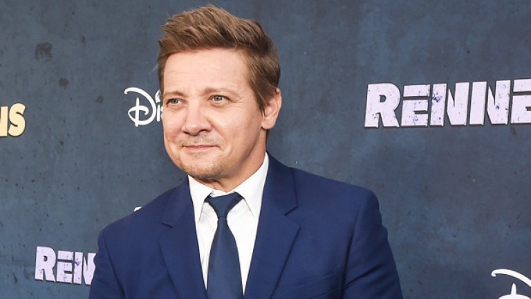 Jeremy Renner’s Walking Without A Cane In New Recovery Video: Watch ...