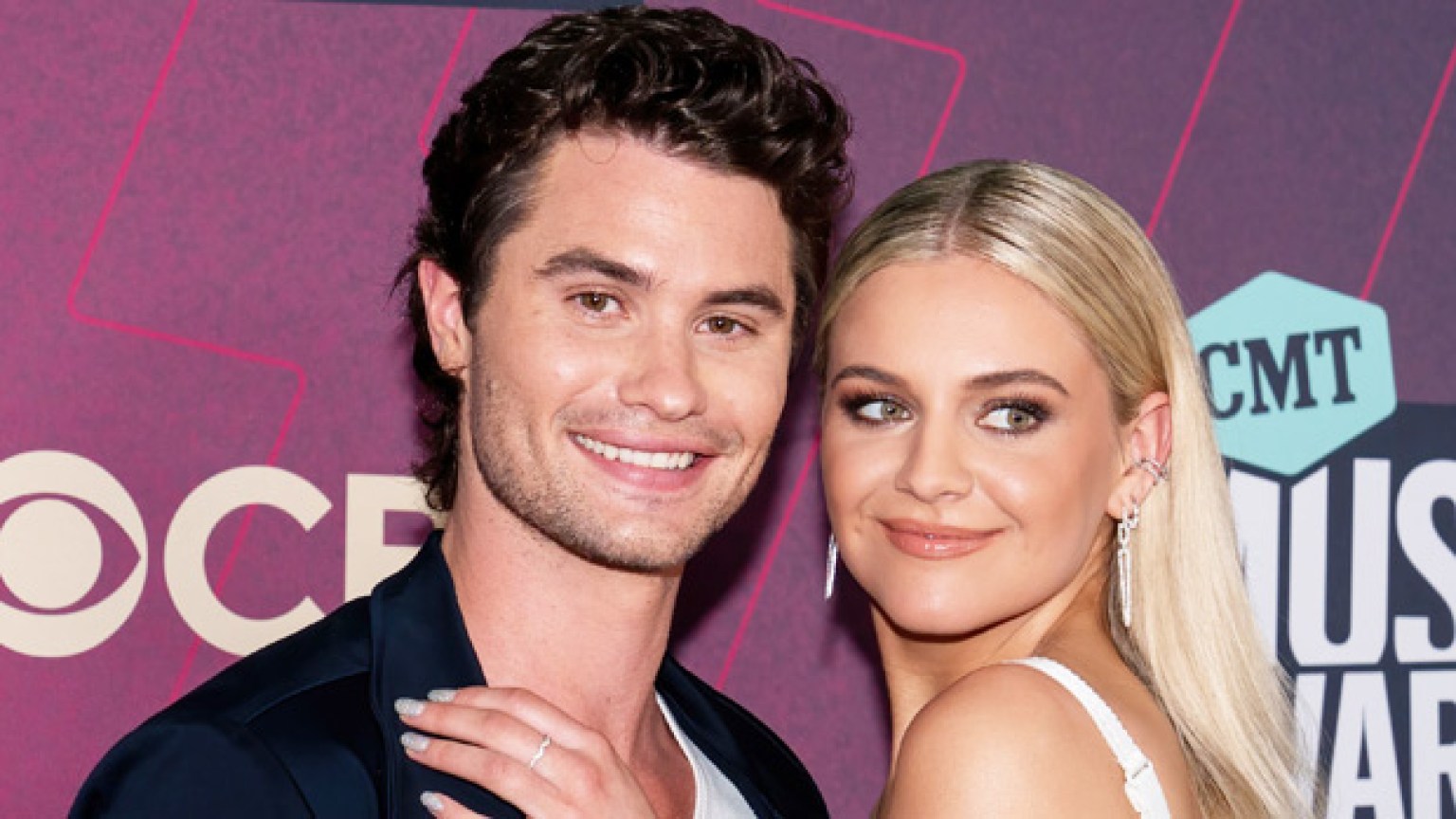 Kelsea Ballerini Brings Chase Stokes To Visit Her High School ...