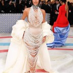 Emma Chamberlain made her return as Vogue's red carpet correspondent for  the third year in a row at the 2023 MET Gala.…