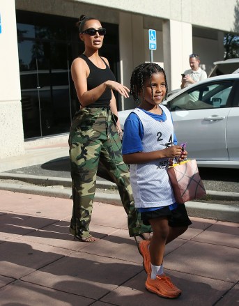 Kim Kardashian zeigt ihre gesunden Arme in einem schwarzen Tanktop, während sie ihren Sohn Saint bei seinem Basketballspiel in Los Angeles, Studio City, Kalifornien unterstützt. Kim Kardashian unterstützt ihren Sohn Saint bei seinem Basketballspiel, Los Angeles, Kalifornien, USA – 12. Mai 2023
