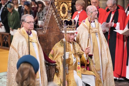 El Rey Carlos III es coronado con la Corona de San Eduardo por el Arzobispo de Canterbury el Reverendísimo Justin Welby durante su ceremonia de coronación en la Abadía de Westminster La Coronación del Rey Carlos III, Londres, Reino Unido - 06 de mayo de 2023
