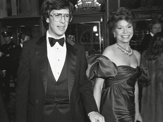 Mary Tyler Moores Husband Everything To Know About Robert Levine And Her Past Marriages N Cryptech 6869