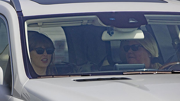 Taylor Swift & Mom Andrea Seen In Nashville Car Before Show: Photos –  Hollywood Life