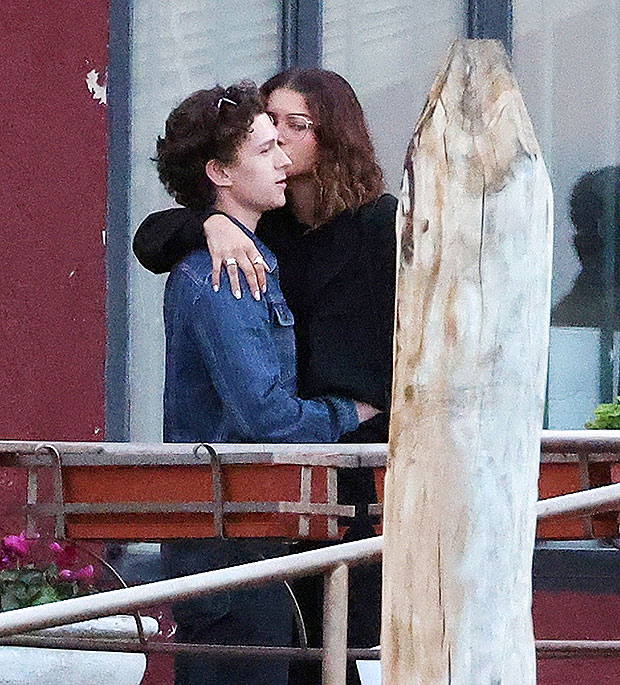 Zendaya Sweetly Kisses BF Tom Holland During Venice Trip Photo