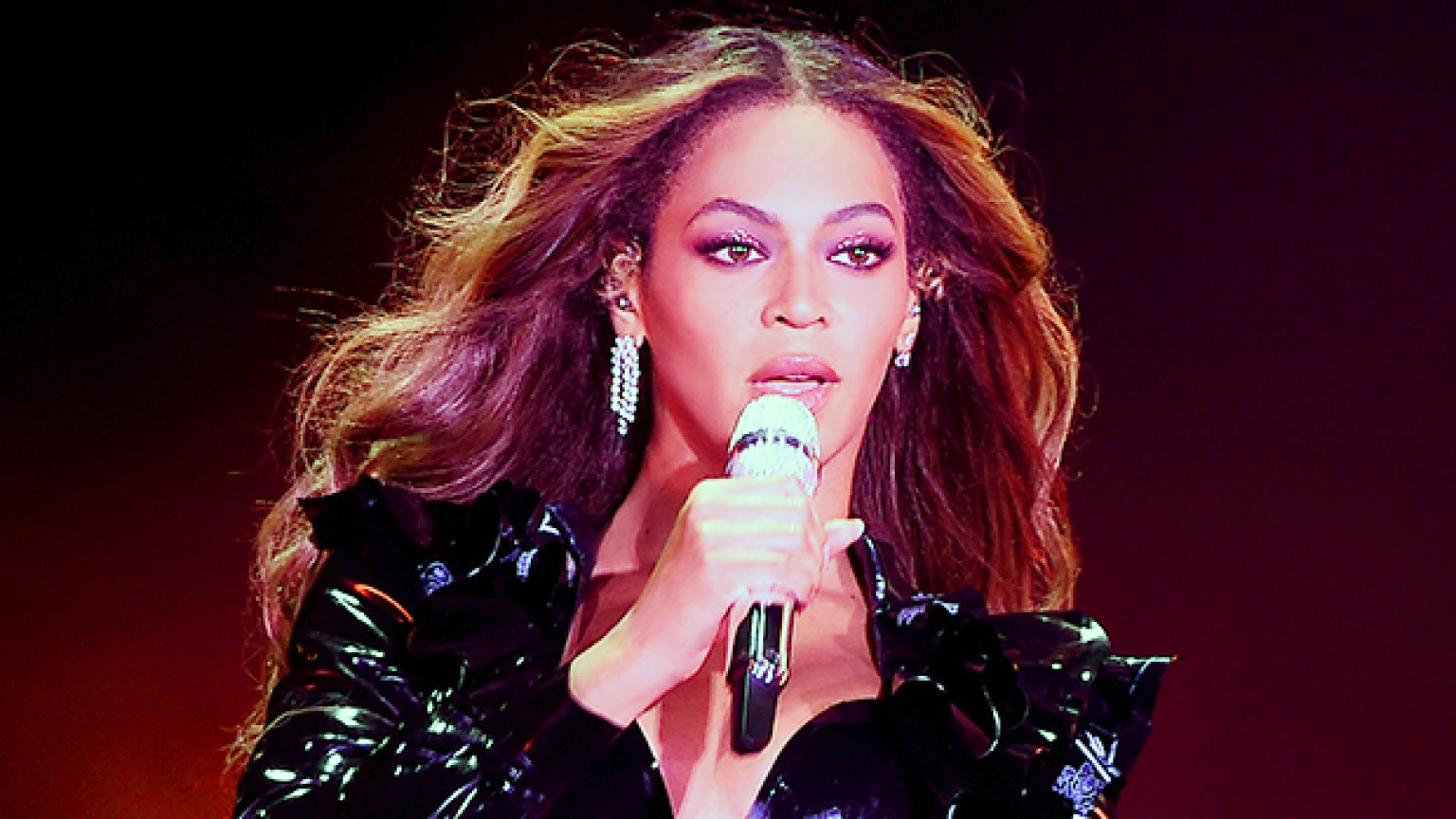 Beyonce’s Dancer Saves Her From Wardrobe Malfunction On Tour(01)