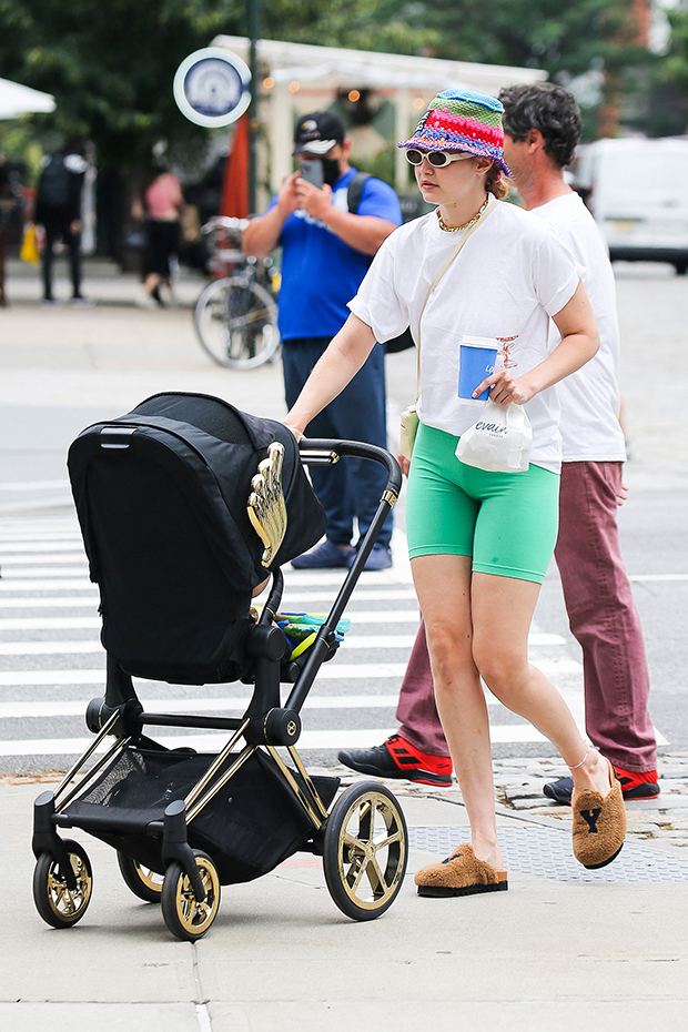 Gigi Hadid & Daughter Khai Hold Hands In Adorable New Photos ...