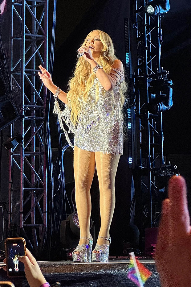 Mariah Carey en minirobe argentée pour le concert LA Pride Photos