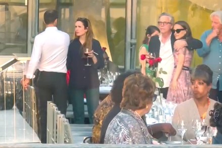 Paris, FRANSA - **DOSYA FOTOĞRAFLARI** Siyah Kuğu aktris Natalie Portman, yönetmen Todd Haynes ile gülümsüyor ve Paris'teki Georges restoranında bir sürü konuşma eşliğinde kaliteli şarabın tadını çıkarıyor.  Natalie'nin kocası Benjamin Millepied, birkaç adım ötede kimliği belirsiz bir kadınla sohbet ederken görülüyor.  **ÇEKİM 29/05/2023** Resimde: Benjamin Millepied, Natalie Portman BACKGRID ABD 2 HAZİRAN 2023 ABD: +1 310 798 9111 / usasales@backgrid.com BK: +44 208 344 2007 / uksales@backgrid.com * BK Müşteriler - Çocuk İçeren Resimler Lütfen Yayınlanmadan Önce Yüzü Pikselleştirin*